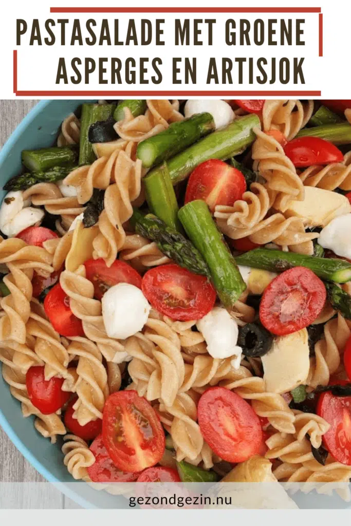 schaal met pastasalade met groene asperges en artisjok