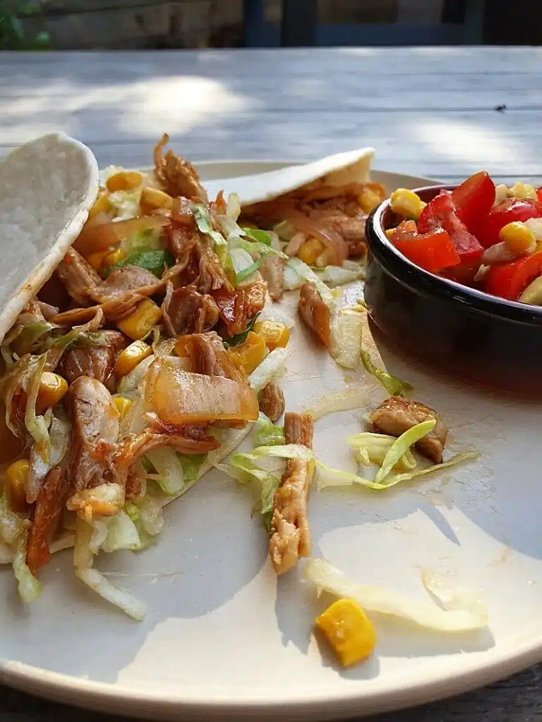 pulled chicken op een tortilla