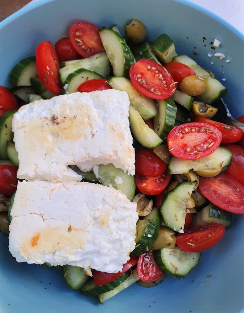 Griekse salade met warme feta van de oven