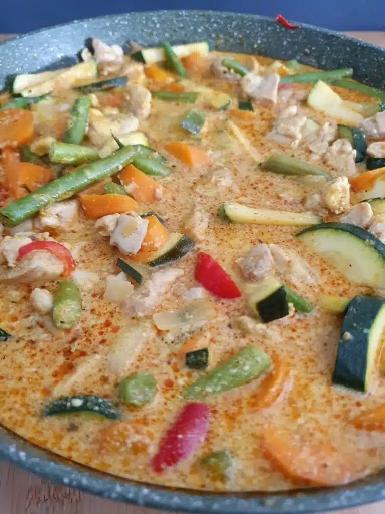 Kip korma in een wok