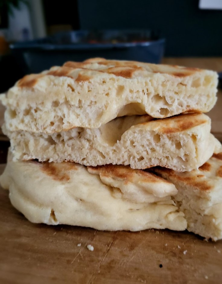 naanbrood op een plank