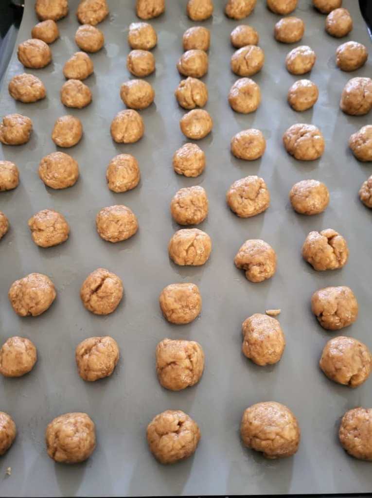 kruidnoten op een bakplaat