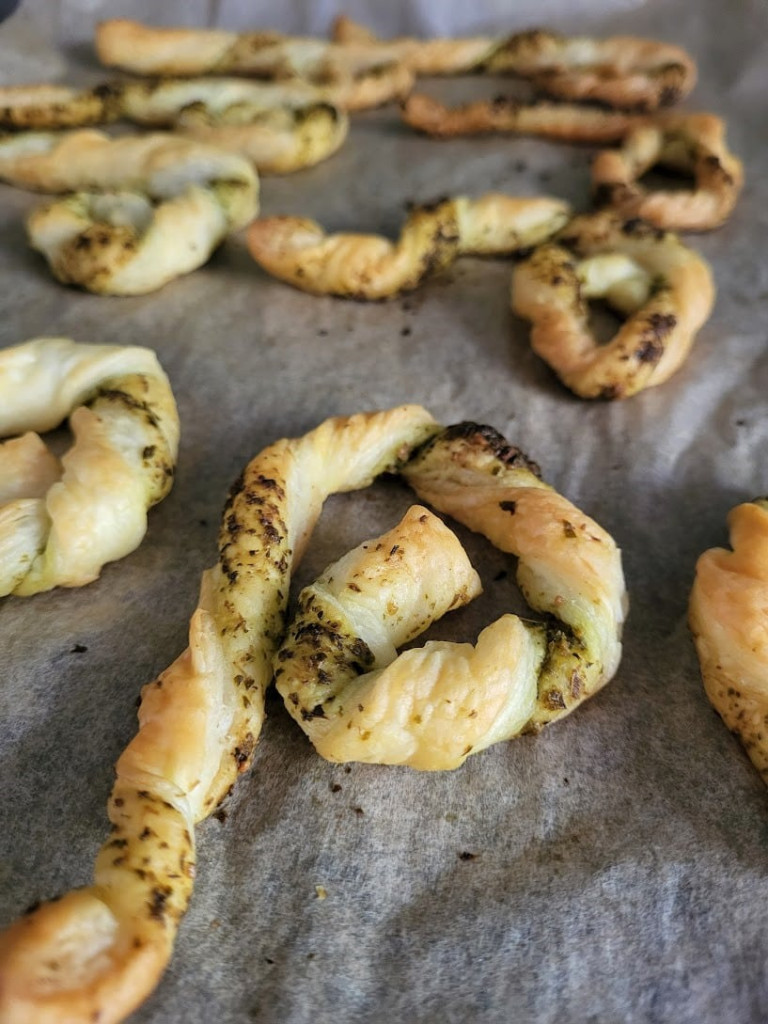 bladerdeeg met pesto staf als ze uit de oven komen