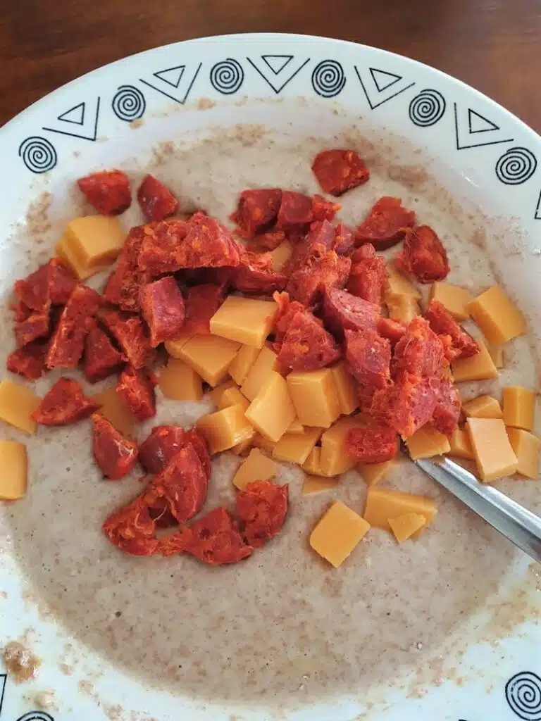 deeg met de stukjes cheddar en chorizo
