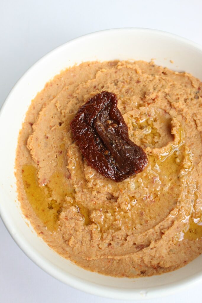 afbeelding van recept van hummus met zongedroogde tomaten om te bewaren op Pinterest