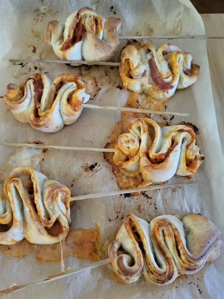 kerstboom pizza op een stokje op een bakplaat