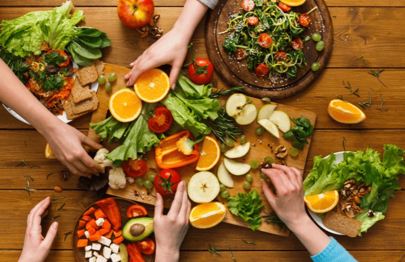 tafel met gezonde groenten en fruit