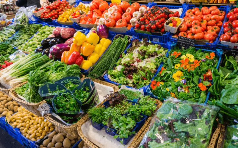 marktkraam met groenten