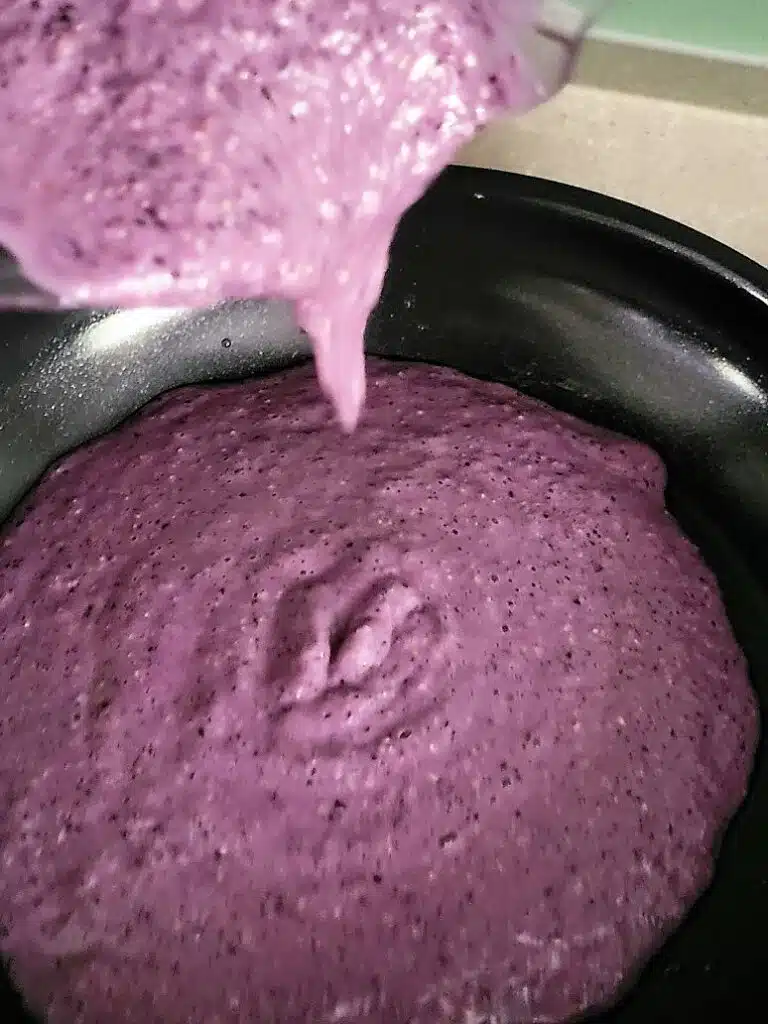 Beslag voor de pannenkoek gaat in de pan
