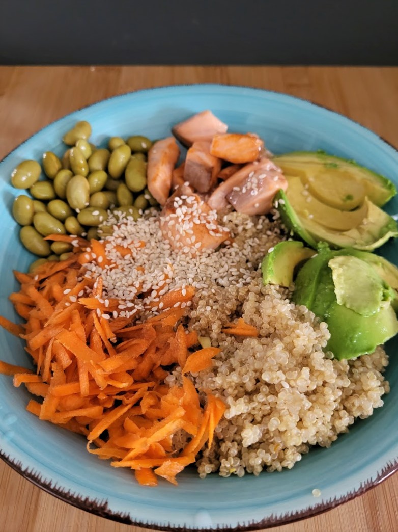 Gezonde bowl met quinoa, zalm en avocado