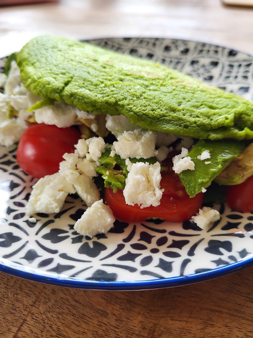 groene tortilla met feta, avocado en tomaat