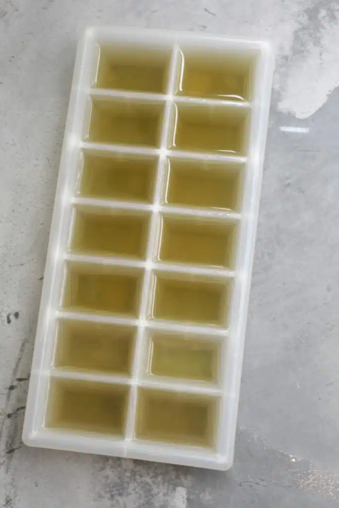 Bouillon in een ijsklontjeshouder