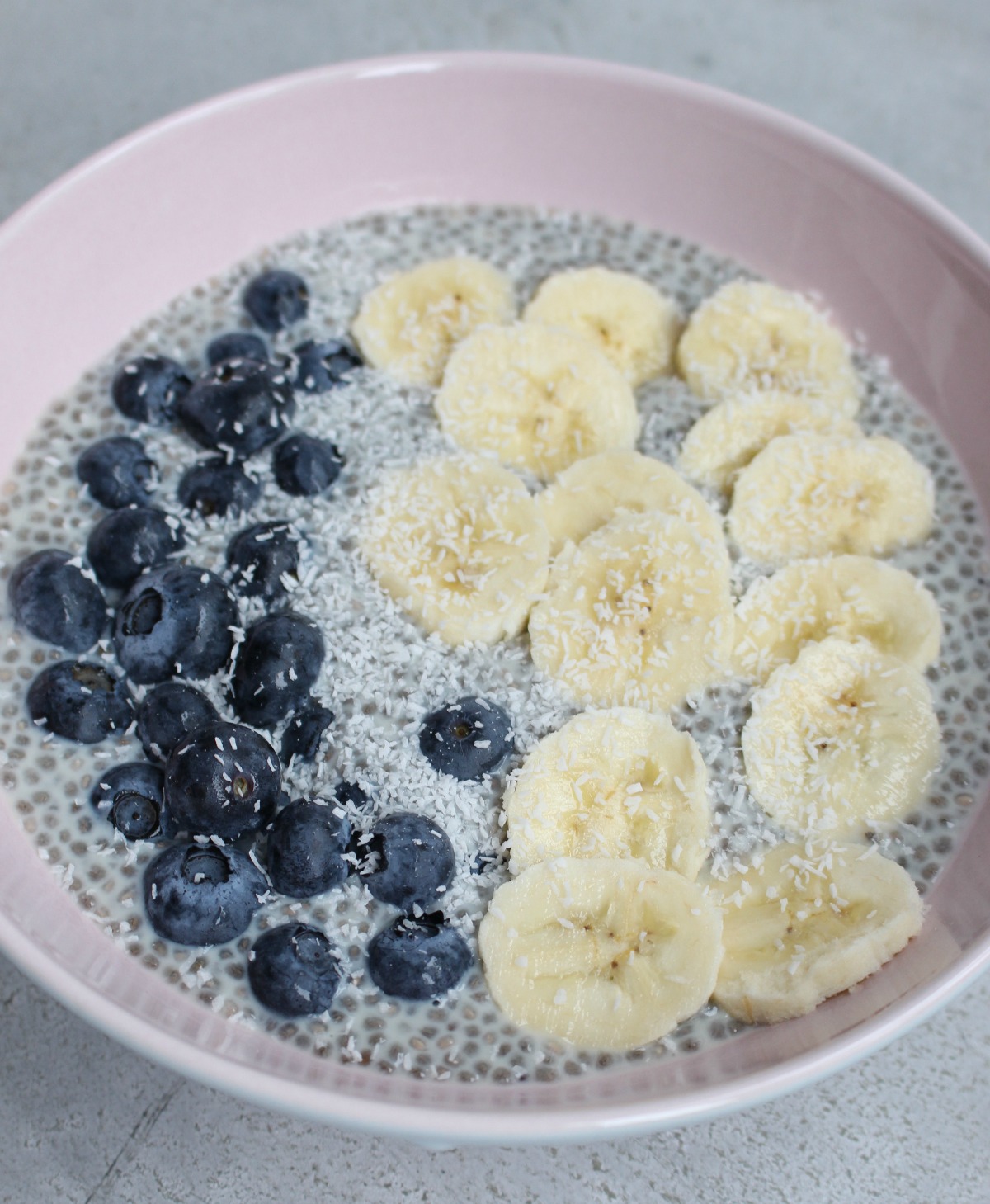 chiapudding met banaan en blauwe bessen