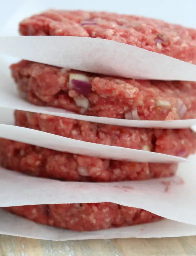 zelf gemaakte hamburgers met een papiertje ertussen