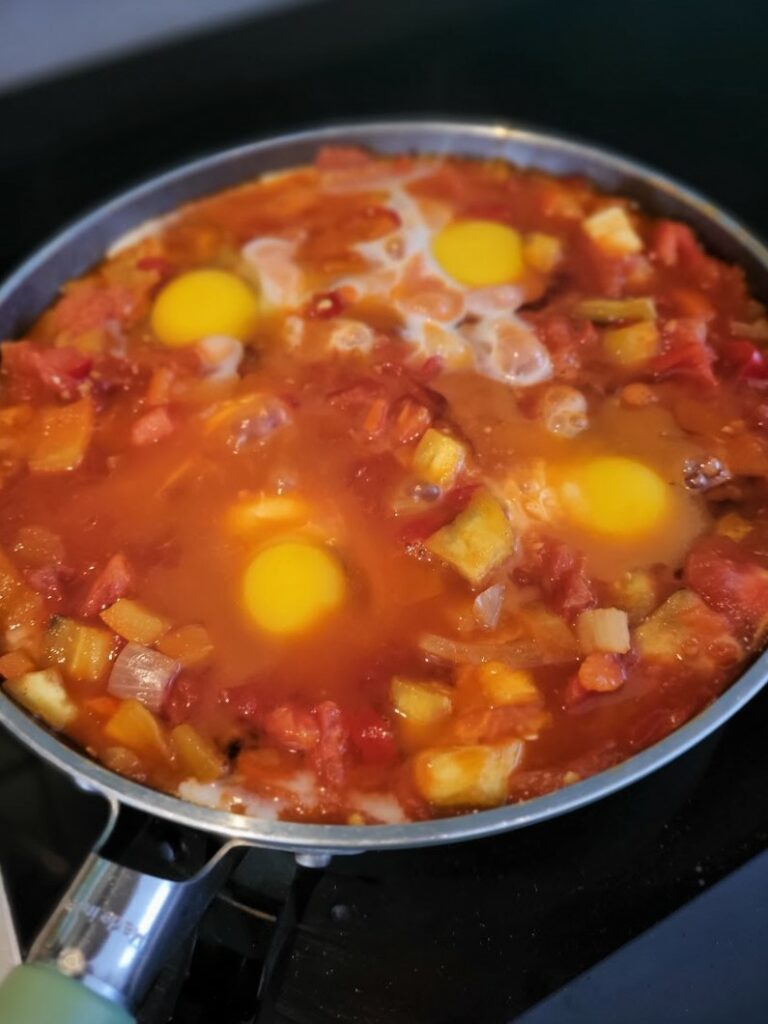 shakshuka in de pan met nog niet gestolde eieren