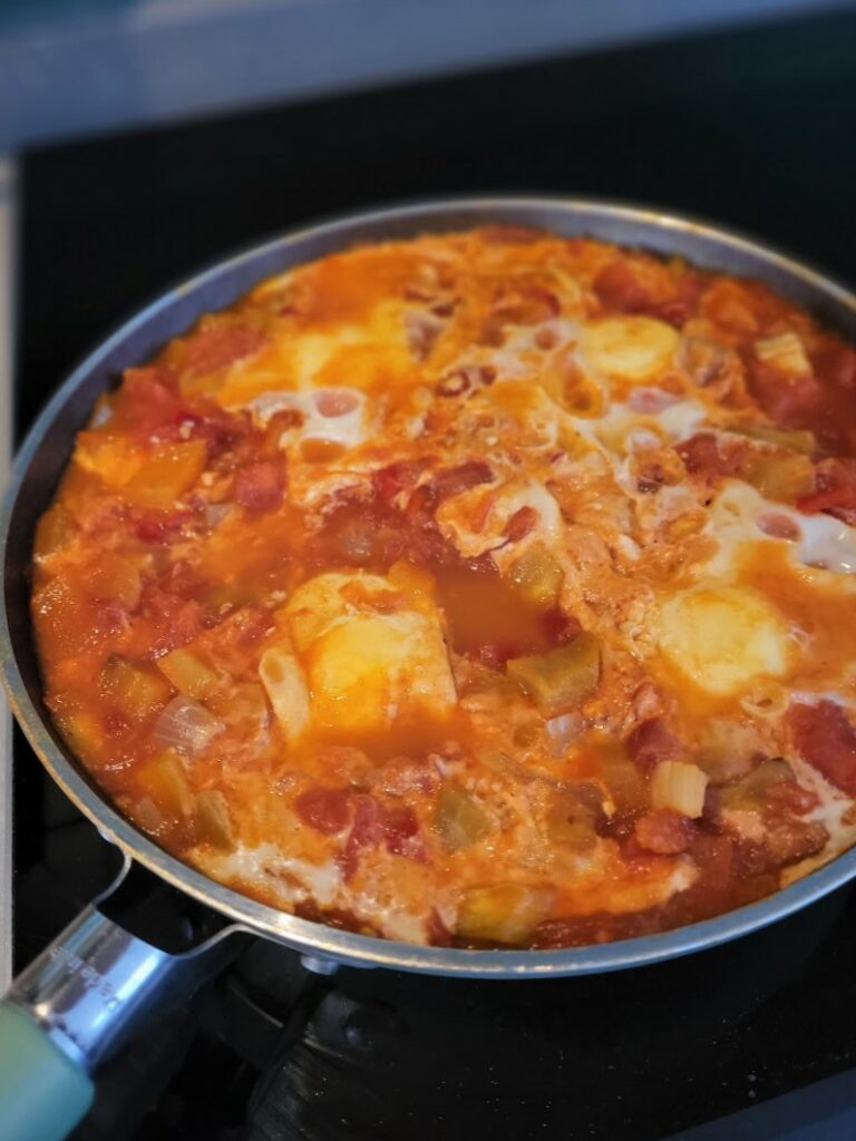 shakshuka in de pan met gestolde eieren