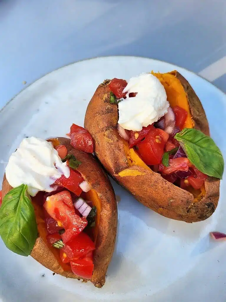 gepofte zoete aardappel met bruschetta