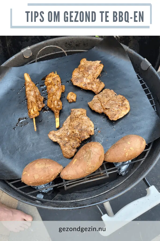 vlees een aardappelen op een matje op de barbecue