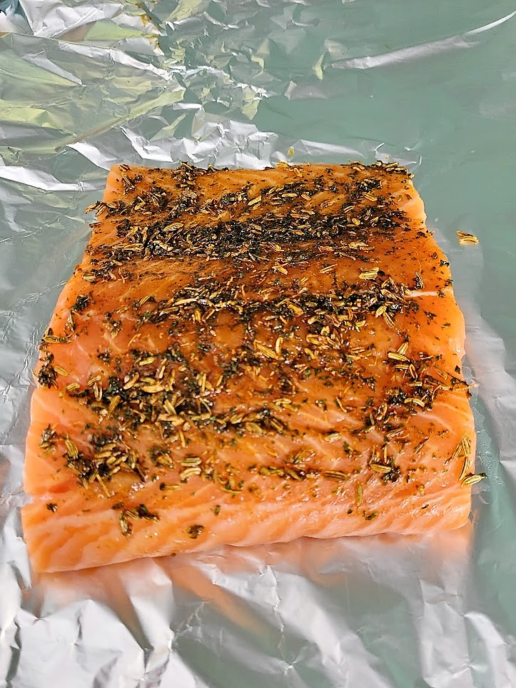 zalm met kruidenrub voordat hij op de barbecue gaat