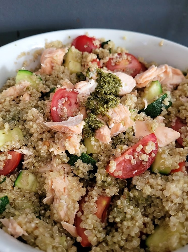 Quinoa met zalm, courgette en pesto