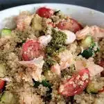 Quinoa met zalm, courgette en pesto 