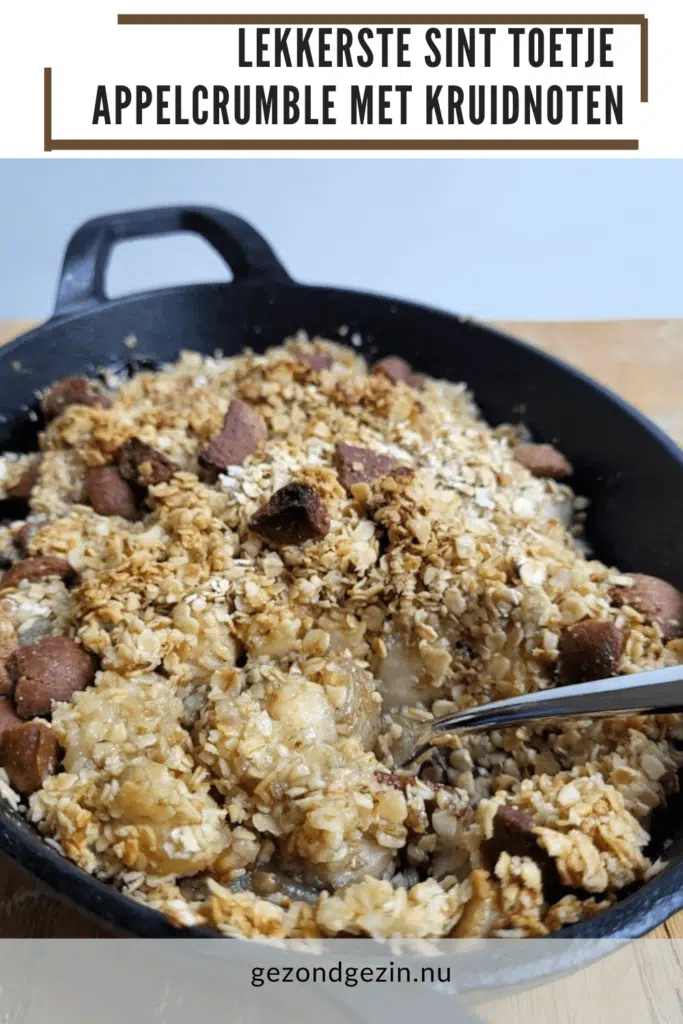 peer appelcrumble met kruidnoten in een gietijzeren ovenschaal