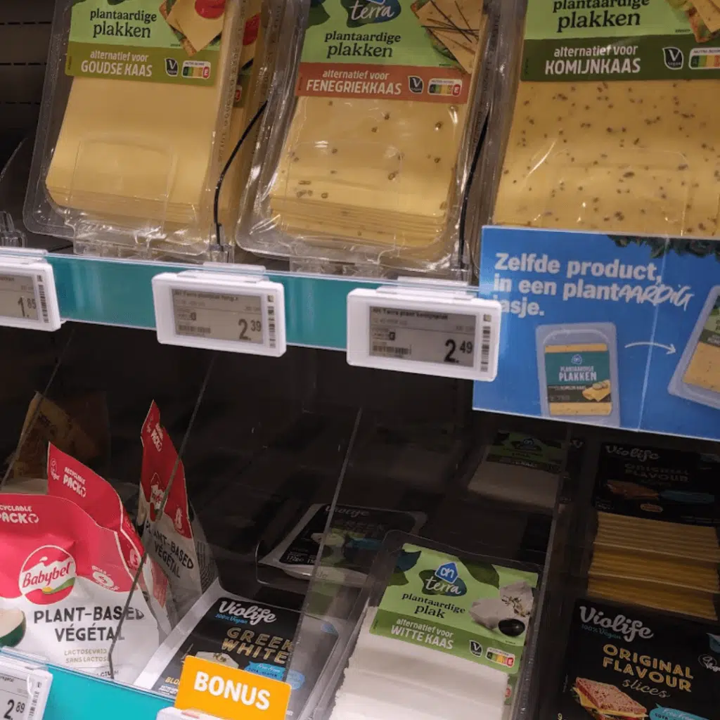 schap in de supermarkt met plantaardige kaas 