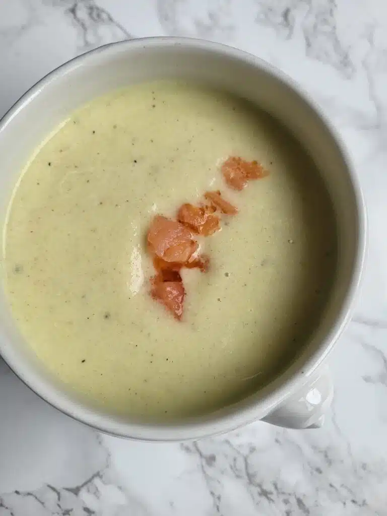 Romige bloemkoolsoep met zalm