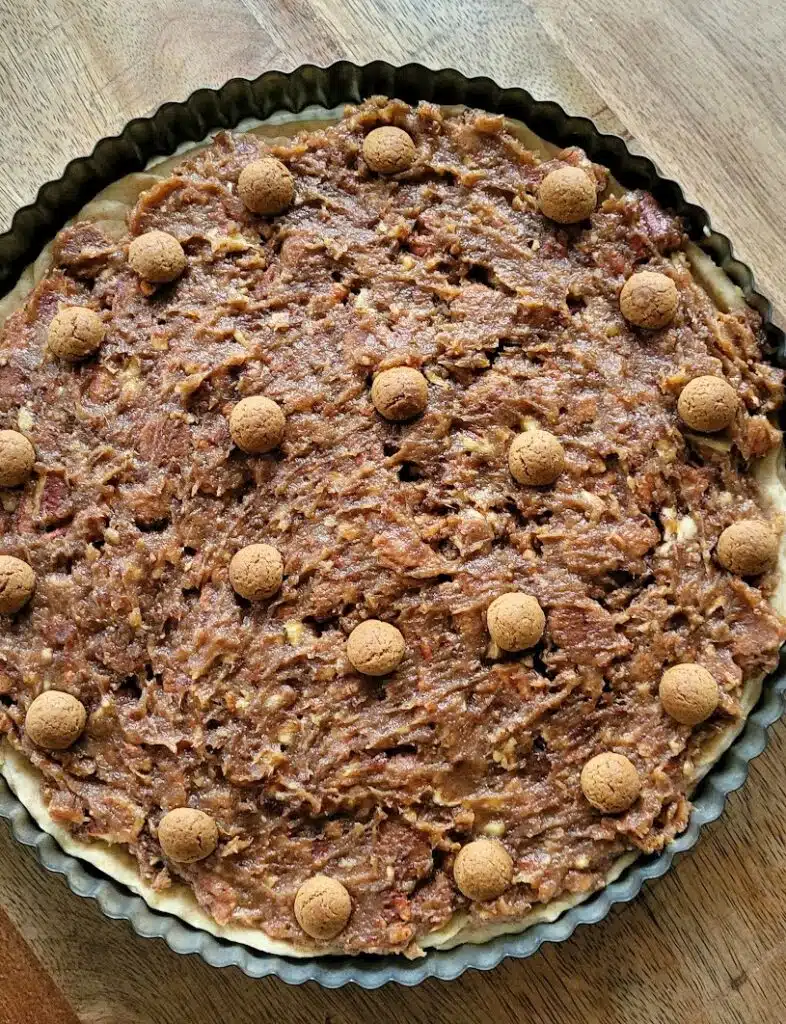 de taart met kruidnoten voordat hij de oven in gaat