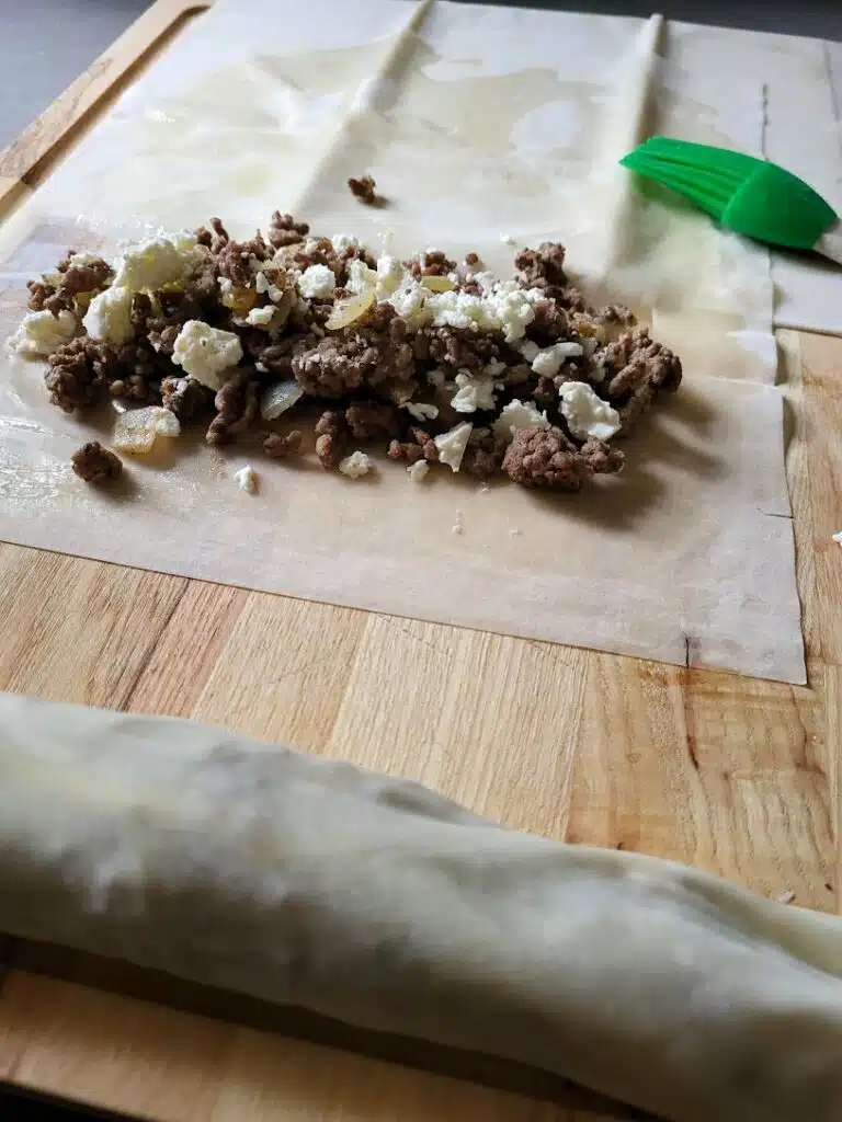 gehaktmengsel op een plak filodeeg