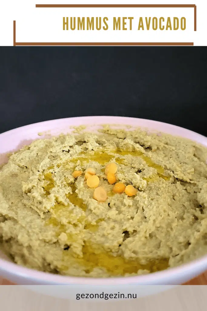 Hummus met avocado in een kommetje