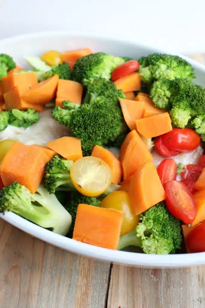 Ovenschotel met zoete aardappel, broccoli, tomaat en kabeljauw