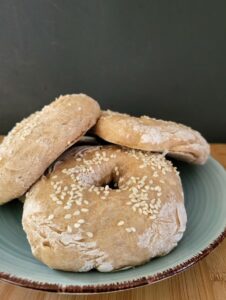 meerdere bagels op een bordje