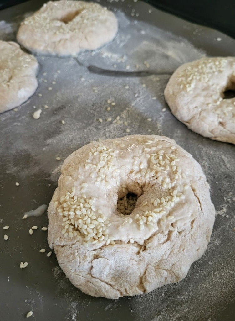 bagels op een bakplaat voordat ze de oven in gaan