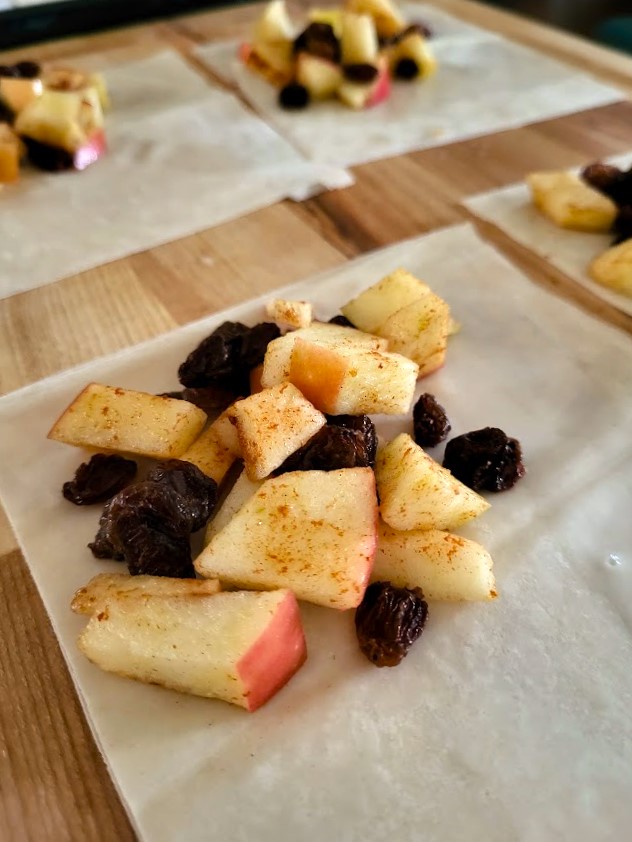 appelflappen en bakje appel en rozijnen in filodeeg