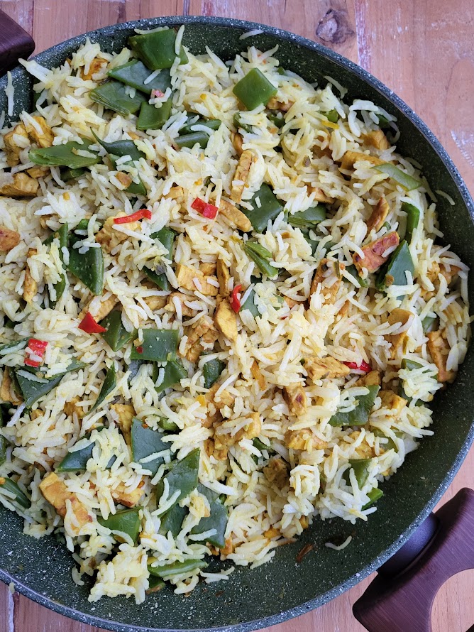 nasi met snijbonen in een wok