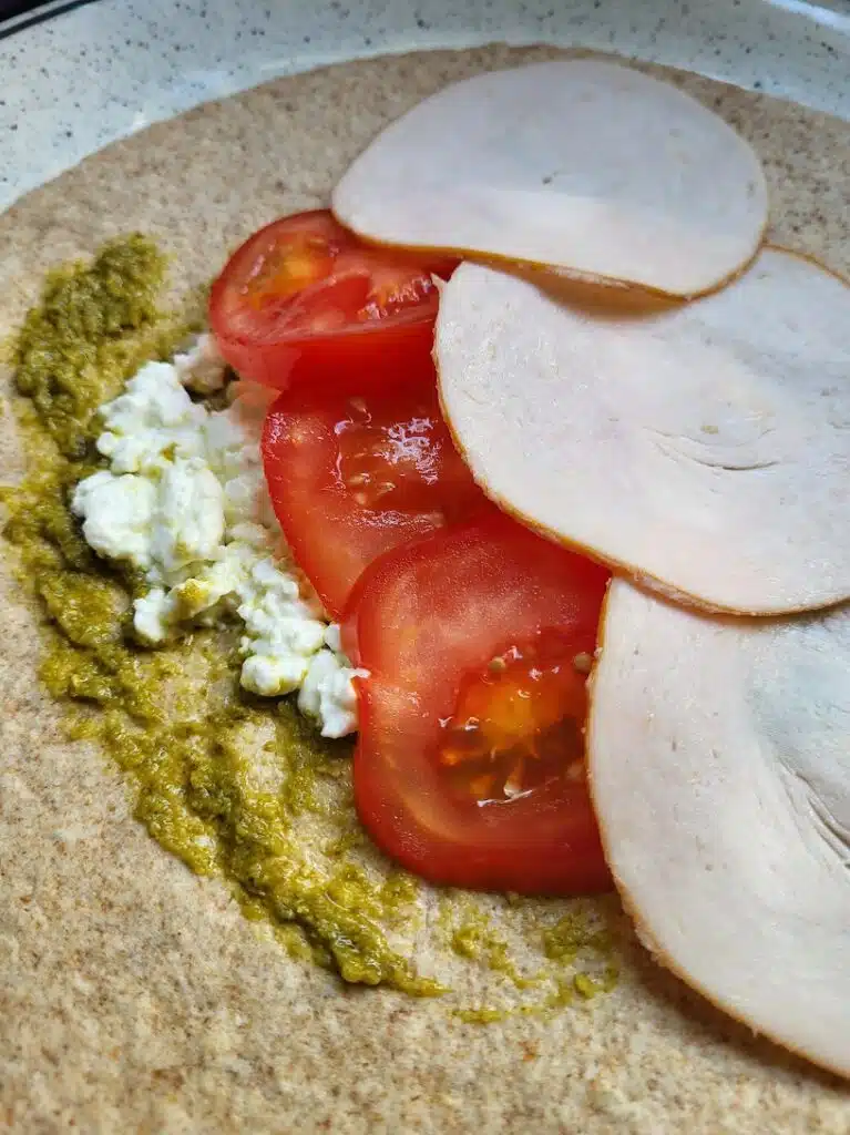Wrap met pesto, tomaat en plakjes kipfilet