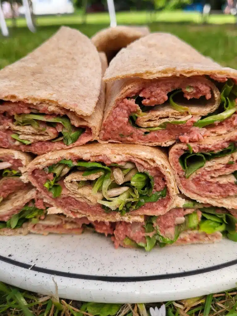 tortilla met bieten hummus
