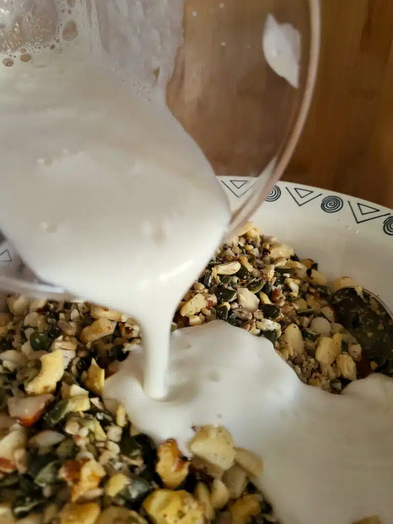 Granola uit de oven met kikkererwtensap