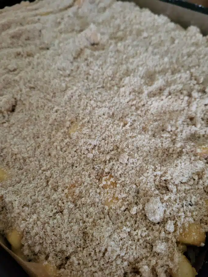 appelkruimeltaart voordat het in de oven gaat