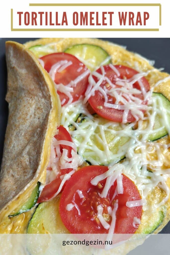 tortilla omelet wrap met plakjes tomaat en courgette